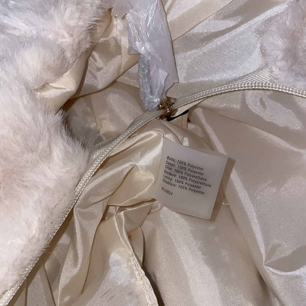 NWT Victoria’s Secret White Faux Fur Tote Bag. - Picture 7 of 9